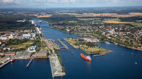 Schleusenanlage Kiel-Holtenau mit Blick in Richtung Nord-Ostsee-Kanal